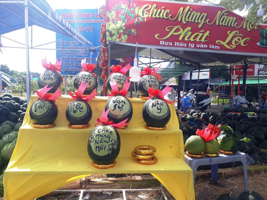 Độc đáo dưa hấu được khắc chữ thư pháp.