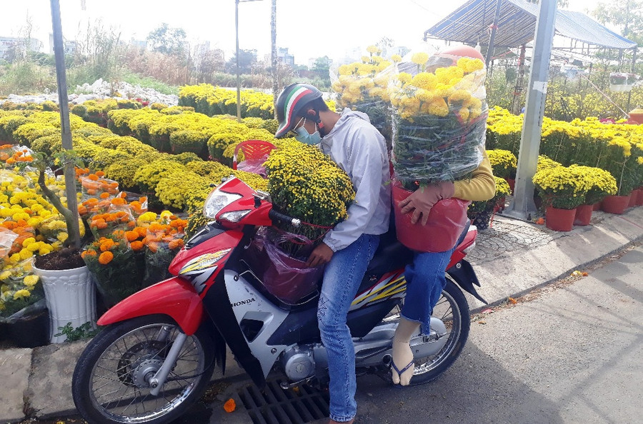 Tết đến, ai cũng tranh thủ mua hoa kiểng về trang trí.