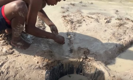 Thanh niên đem thau nhựa ra bờ sông chôn xuống, ai cũng há hốc mồm khi thấy kết quả - Ảnh 13 Thanh nien dem thau nhua ra bo song chon xuong, ai cung ha hoc mom khi thay ket qua - Anh 13