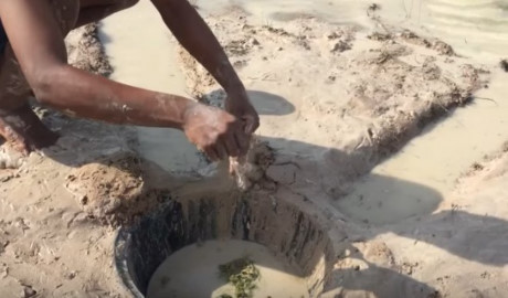 Thanh niên đem thau nhựa ra bờ sông chôn xuống, ai cũng há hốc mồm khi thấy kết quả - Ảnh 12 Thanh nien dem thau nhua ra bo song chon xuong, ai cung ha hoc mom khi thay ket qua - Anh 12