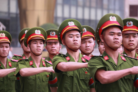 Xem màn huấn luyện bài bản của học viên trường cảnh sát - Ảnh 6 Xem man huan luyen bai ban cua hoc vien truong canh sat - Anh 6
