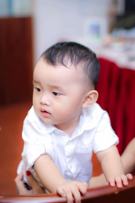 Vợ chồng Ưng Hoàng Phúc làm tiệc thôi nôi cho con trai - Ảnh 6 Vo chong Ung Hoang Phuc lam tiec thoi noi cho con trai - Anh 6
