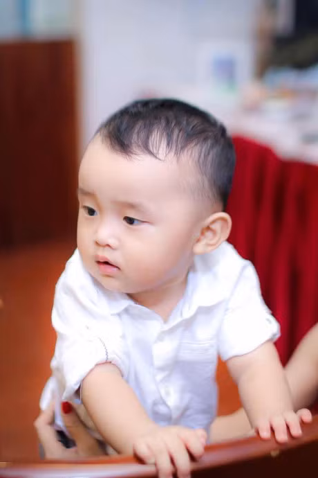 Vo chong Ung Hoang Phuc lam tiec thoi noi cho con trai - Anh 6