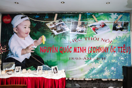 Vợ chồng Ưng Hoàng Phúc làm tiệc thôi nôi cho con trai - Ảnh 7 Vo chong Ung Hoang Phuc lam tiec thoi noi cho con trai - Anh 7