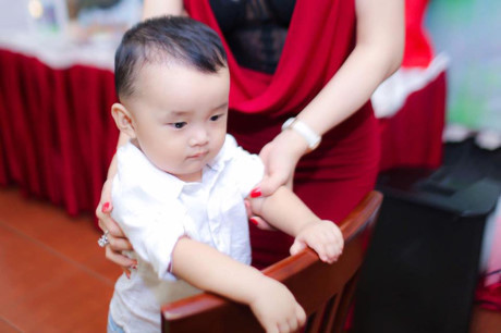 Vợ chồng Ưng Hoàng Phúc làm tiệc thôi nôi cho con trai - Ảnh 5 Vo chong Ung Hoang Phuc lam tiec thoi noi cho con trai - Anh 5