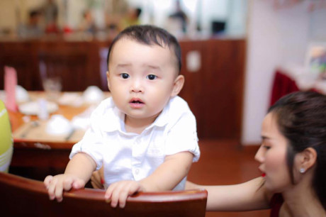 Vợ chồng Ưng Hoàng Phúc làm tiệc thôi nôi cho con trai - Ảnh 4 Vo chong Ung Hoang Phuc lam tiec thoi noi cho con trai - Anh 4