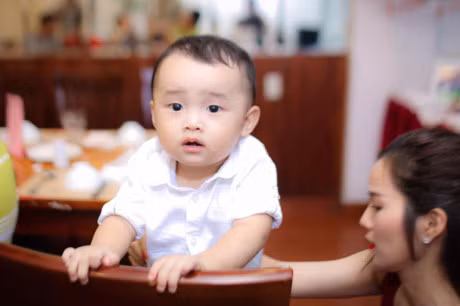 Vo chong Ung Hoang Phuc lam tiec thoi noi cho con trai - Anh 4