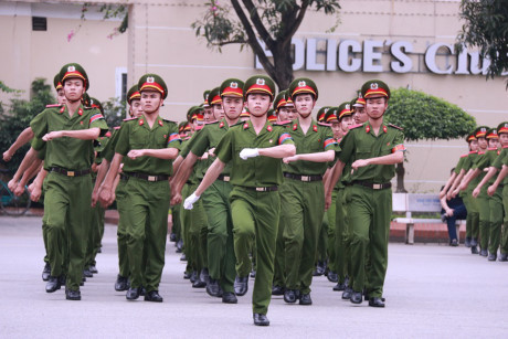 Xem màn huấn luyện bài bản của học viên trường cảnh sát - Ảnh 4 Xem man huan luyen bai ban cua hoc vien truong canh sat - Anh 4