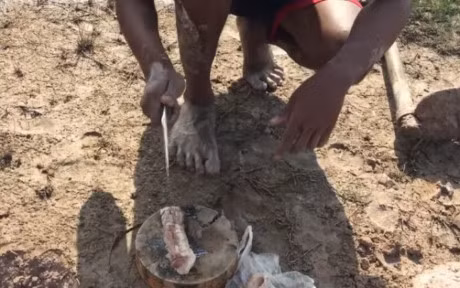 Thanh nien dem thau nhua ra bo song chon xuong, ai cung ha hoc mom khi thay ket qua - Anh 11