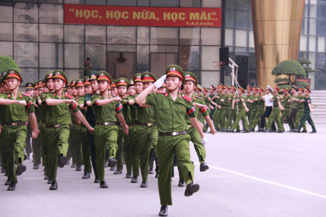 Xem màn huấn luyện bài bản của học viên trường cảnh sát - Ảnh 1 Xem man huan luyen bai ban cua hoc vien truong canh sat - Anh 1