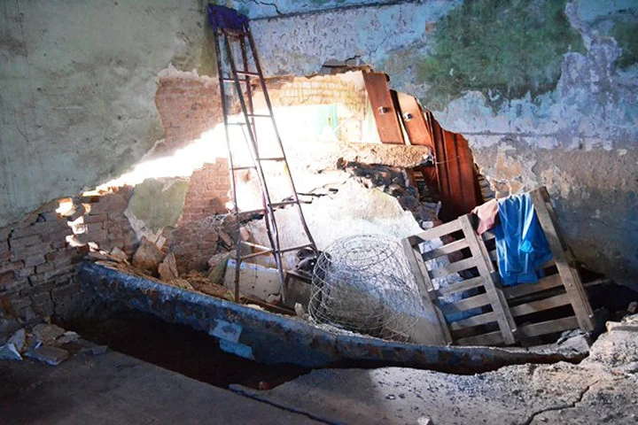 Bức tường trong bãi giữ xe đổ sập