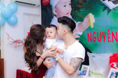 Vợ chồng Ưng Hoàng Phúc làm tiệc thôi nôi cho con trai - Ảnh 1 Vo chong Ung Hoang Phuc lam tiec thoi noi cho con trai - Anh 1