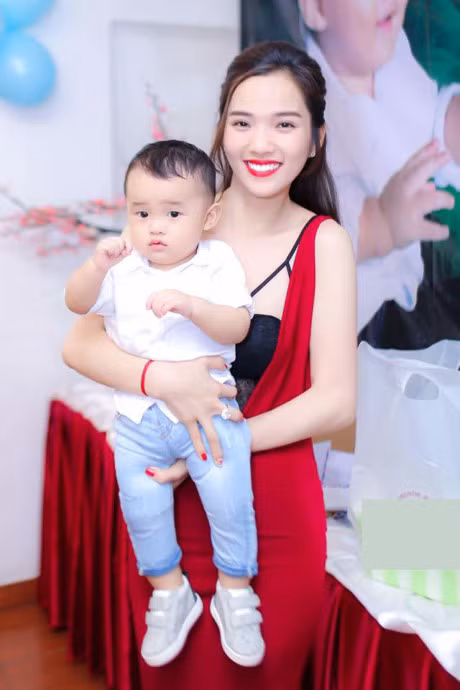 Vo chong Ung Hoang Phuc lam tiec thoi noi cho con trai - Anh 3