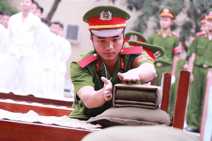 Xem màn huấn luyện bài bản của học viên trường cảnh sát