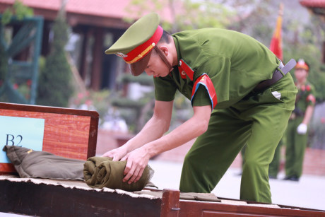 Xem màn huấn luyện bài bản của học viên trường cảnh sát - Ảnh 14 Xem man huan luyen bai ban cua hoc vien truong canh sat - Anh 14