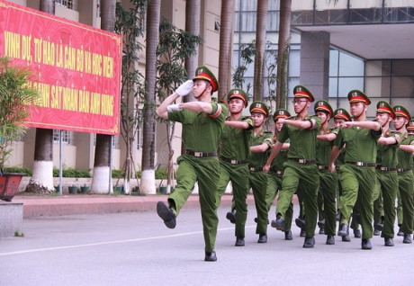 Xem màn huấn luyện bài bản của học viên trường cảnh sát - Ảnh 3 Xem man huan luyen bai ban cua hoc vien truong canh sat - Anh 3
