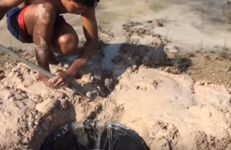 Thanh nien dem thau nhua ra bo song chon xuong, ai cung ha hoc mom khi thay ket qua - Anh 8