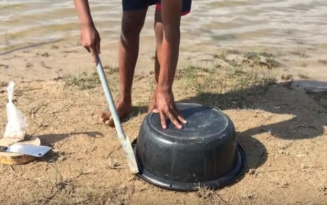 Thanh niên đem thau nhựa ra bờ sông chôn xuống, ai cũng há hốc mồm khi thấy kết quả - Ảnh 3 Thanh nien dem thau nhua ra bo song chon xuong, ai cung ha hoc mom khi thay ket qua - Anh 3
