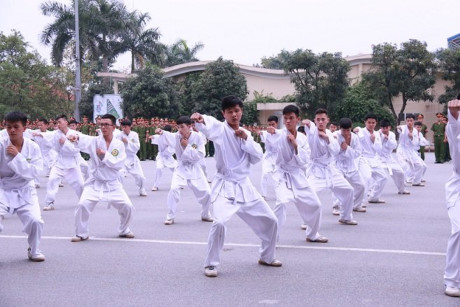 Xem màn huấn luyện bài bản của học viên trường cảnh sát - Ảnh 10 Xem man huan luyen bai ban cua hoc vien truong canh sat - Anh 10