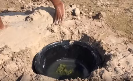 Thanh nien dem thau nhua ra bo song chon xuong, ai cung ha hoc mom khi thay ket qua - Anh 7