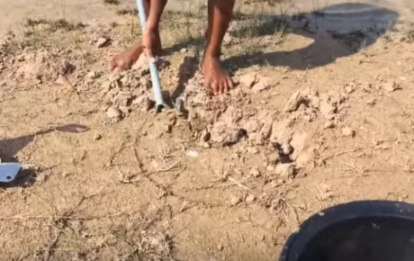 Thanh nien dem thau nhua ra bo song chon xuong, ai cung ha hoc mom khi thay ket qua - Anh 5