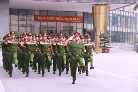 Xem màn huấn luyện bài bản của học viên trường cảnh sát - Ảnh 2 Xem man huan luyen bai ban cua hoc vien truong canh sat - Anh 2