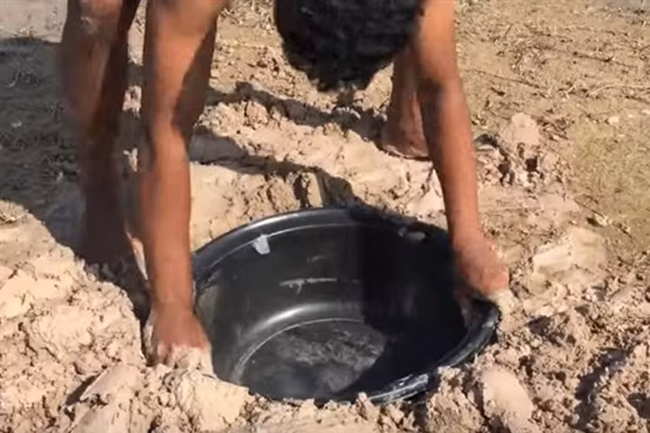 Thanh niên đem thau nhựa ra bờ sông chôn xuống, ai cũng há hốc mồm khi thấy kết quả