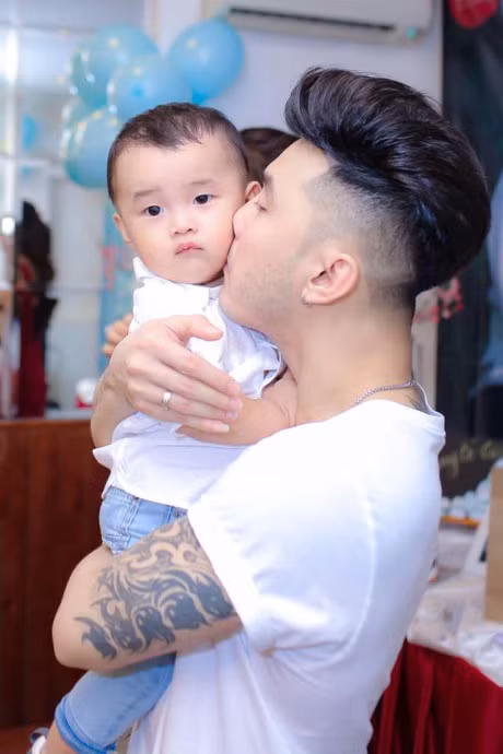 Vo chong Ung Hoang Phuc lam tiec thoi noi cho con trai - Anh 2