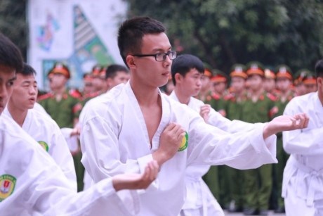 Xem màn huấn luyện bài bản của học viên trường cảnh sát - Ảnh 11 Xem man huan luyen bai ban cua hoc vien truong canh sat - Anh 11