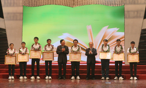 Chủ tịch Quốc hội Nguyễn Sinh Hùng và Bộ trưởng Phạm Vũ Luận trao bằng khen của Thủ tướng Chính phủ cho các học sinh đoạt HCV Olympic quốc tế Chủ tịch Quốc hội Nguyễn Sinh Hùng và Bộ trưởng Phạm Vũ Luận trao bằng khen của Thủ tướng Chính phủ cho các học sinh đoạt HCV Olympic quốc tế