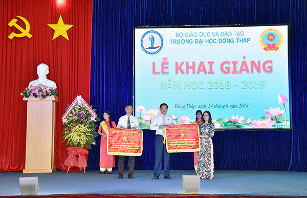Trao Cờ thi đua của Bộ GD&ĐT cho tập thể đã có thành tích xuất sắc