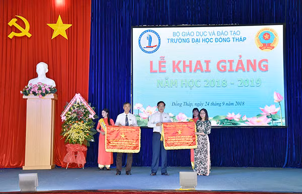 Trao Cờ thi đua của Bộ GD&ĐT cho tập thể đã có thành tích xuất sắc