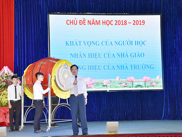 NGƯT, PGS.TS Nguyễn Văn Đệ - Hiệu trưởng Trường ĐH Đồng Tháp chia sẻ cùng tập thể nhà trường và sinh viên