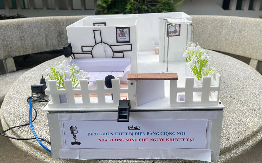 Mô hình “Nhà thông minh dành cho người khuyết tật” được điều khiển bằng giọng nói của Uyên và Đức.