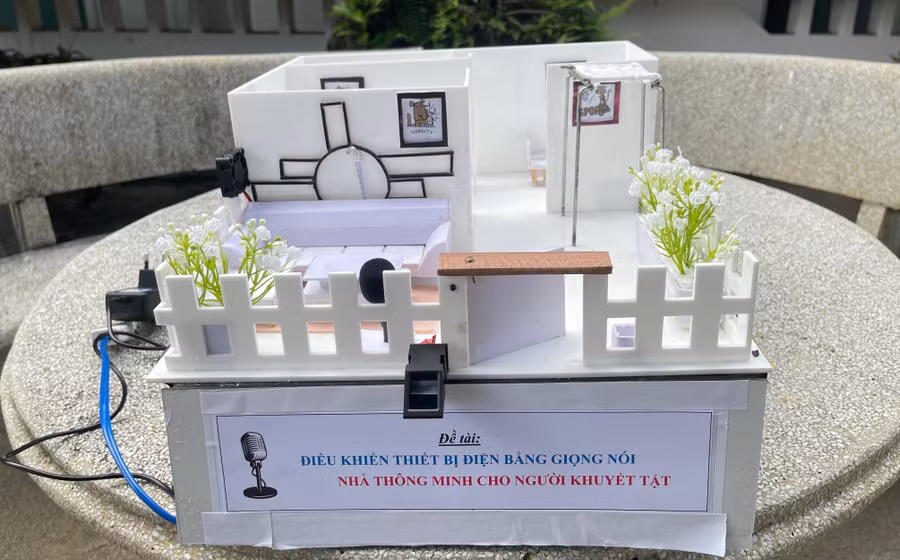 Mô hình “Nhà thông minh dành cho người khuyết tật” được điều khiển bằng giọng nói của Uyên và Đức.
