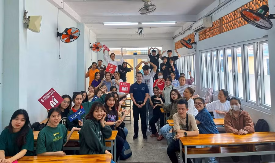 Trong 2 năm qua, Phong đã hỗ trợ hơn 100 sinh viên học tiếng Anh miễn phí tại trung tâm của mình.