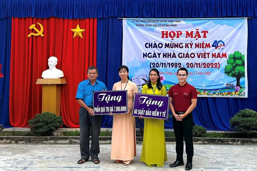 Lê Hoàng Phong tặng 40 thẻ bảo hiểm y tế cho học sinh nghèo Trường THCS Bàu Năng. Lê Hoàng Phong tặng 40 thẻ bảo hiểm y tế cho học sinh nghèo Trường THCS Bàu Năng.