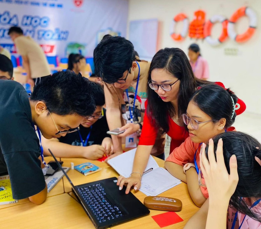 PGS.TS Trịnh Thị Phương Thảo - giảng viên cao cấp Khoa Toán, Trường Đại học Sư phạm - Đại học Thái Nguyên hướng dẫn sinh viên. Ảnh: NVCC PGS.TS Trịnh Thị Phương Thảo - giảng viên cao cấp Khoa Toán, Trường Đại học Sư phạm - Đại học Thái Nguyên hướng dẫn sinh viên. Ảnh: NVCC