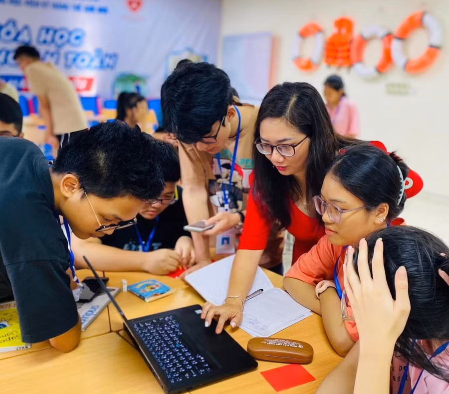 PGS.TS Trịnh Thị Phương Thảo - giảng viên cao cấp Khoa Toán, Trường Đại học Sư phạm - Đại học Thái Nguyên hướng dẫn sinh viên. Ảnh: NVCC