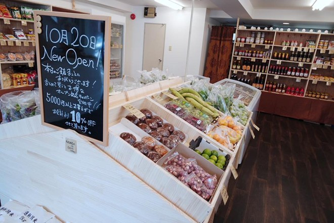 Không gian bố trí bên trong siêu thị mini, với 90% thực phẩm, đồ dùng... Việt Nam Cặp song sinh 9X xinh đẹp mở siêu thị đồ Việt tại Nhật