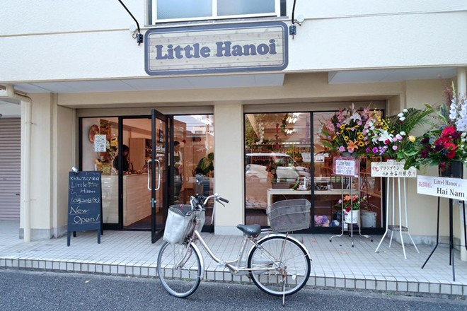 Bên ngoài siêu thị mini Little Hanoi do cặp song sinh Việt làm chủ Cặp song sinh 9X xinh đẹp mở siêu thị đồ Việt tại Nhật