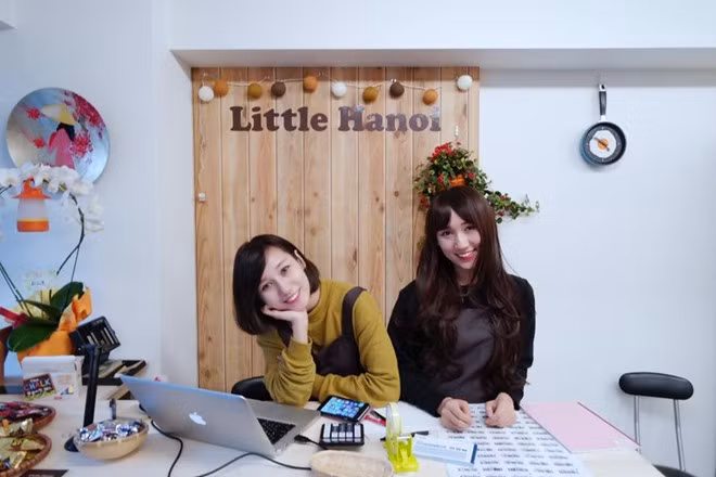 Cặp song sinh 9X xinh đẹp mở siêu thị đồ Việt tại Nhật