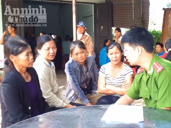 Gia đình sản phụ Thư kể lại sự việc cho cán bộ Công an huyện Buôn Đôn