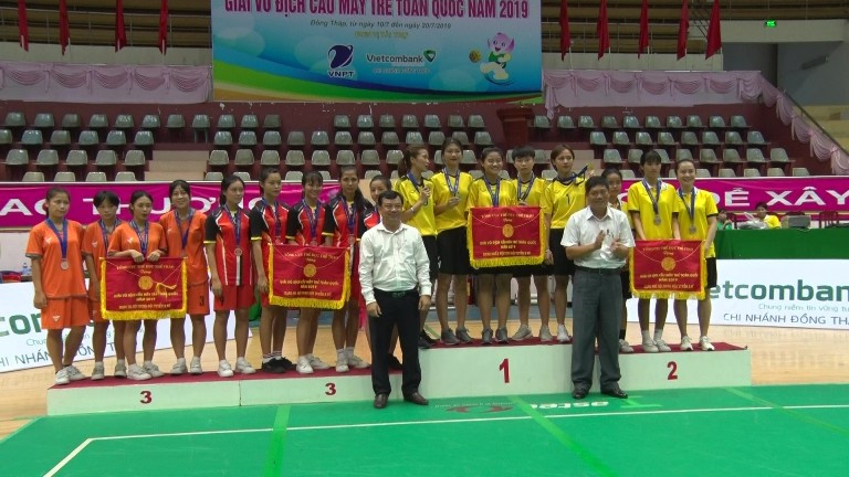Ban tổ chức trao giải cho các đội đạt thành tích cao