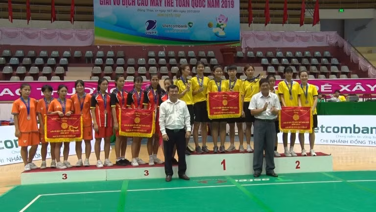 Ban tổ chức trao giải cho các đội đạt thành tích cao