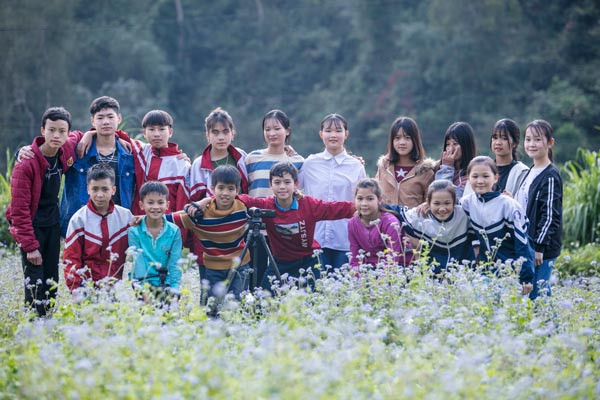 Các em cùng ghi lại những khoảnh khắc đẹp sau các cảnh quay