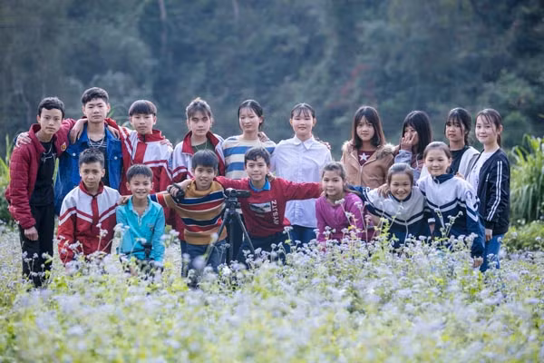 Các em cùng ghi lại những khoảnh khắc đẹp sau các cảnh quay