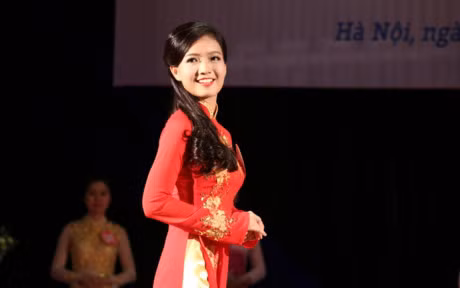 Ngan ngo truoc net nhu mi cua co giao tai nang duyen dang Phan Hong Anh - Anh 13