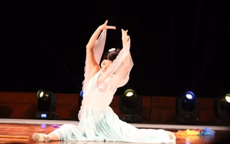 Ngan ngo truoc net nhu mi cua co giao tai nang duyen dang Phan Hong Anh - Anh 14