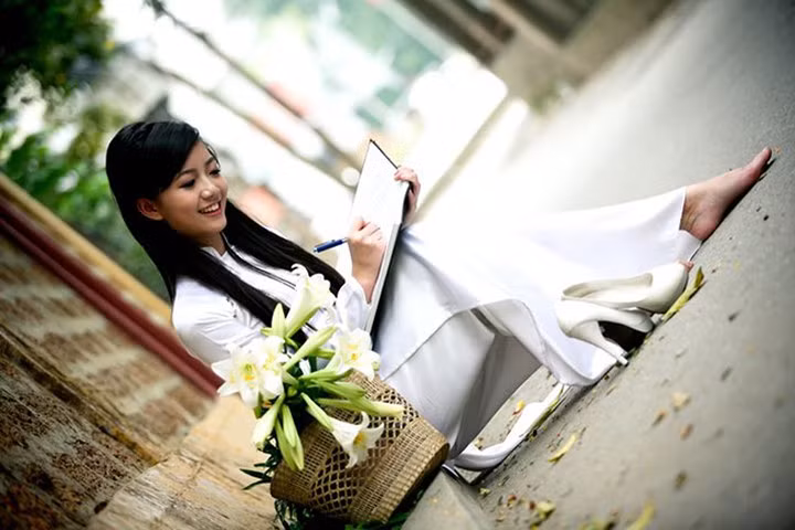 Ngẩn ngơ trước nét nhu mì của cô giáo tài năng duyên dáng Phan Hồng Anh